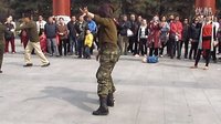陶然亭桥头水兵舞在展示