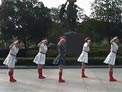 动动广场舞女兵走在大街上