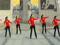 青儿广场舞亲一个