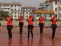 高安子君广场舞唱着情歌流着泪