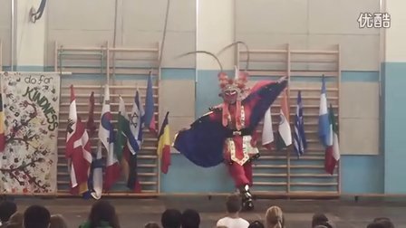 匈牙利华人赖华在布达佩斯美国国际学校表演