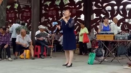 淮安老太太街头苦口婆心唱淮剧 劝导女儿要