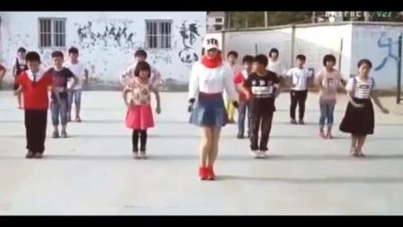 美女老师带领小学生课间操跳广场鬼步舞