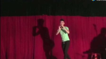 小伙反串唱曲剧《小寡妇上坟》