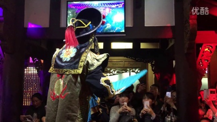 成都春熙坊川剧变脸表演