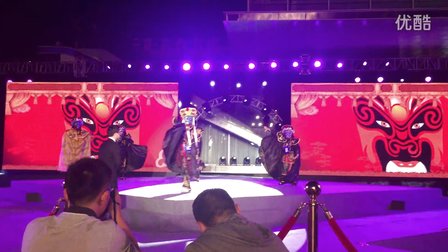央视主持撒贝宁与十名川剧变脸大师同台演出