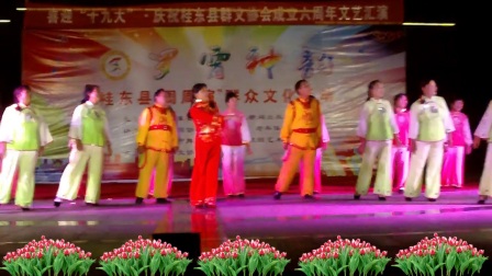 花鼓戏表演唱《山歌唱出红云彩》