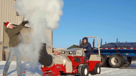 这机械好厉害 马路上的积雪和枯叶瞬间被清