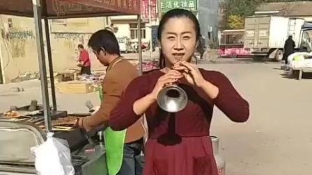农村小媳妇在大街演奏唢呐 身后的大哥亮了