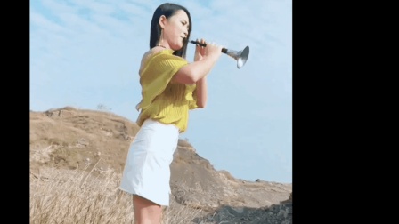 农村小资女在山上演奏唢呐 这人这景真是美