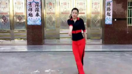 辣妈在自家门前跳广场舞《姐姐我爱你》