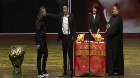 吴京与妻子谢楠出席岳云鹏的相声小品《你口