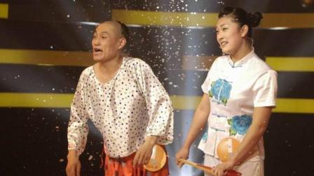 东北二人转演员台上玩成语接龙，  结果女演员