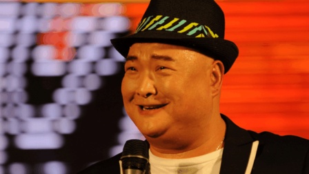 中原笑星范军梨园春上演出戏曲小品《拾玉镯