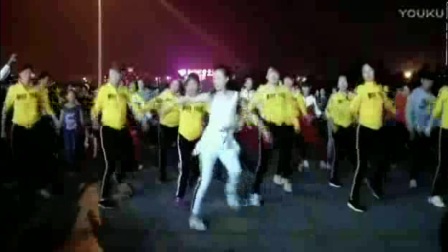 青青世界广场舞夜晚鬼步跳不停广场式的