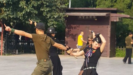 北京陶然亭水兵舞陈老师和马老师共舞
