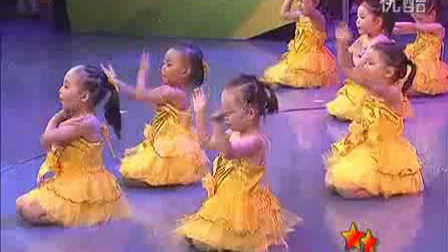 李老师最火幼儿园元旦舞蹈《爱我你就抱抱我