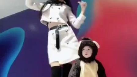 辣妈抱小孩跳广场舞 宝宝一脸懵逼
