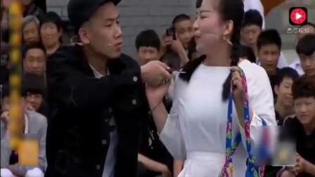 东北小品《抢劫》对付歹徒姑娘一招治敌