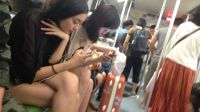 美女地铁TT掉地 周围众男生这样举动 08