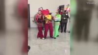 湖南平江老艺人唱花灯戏 神兽助阵