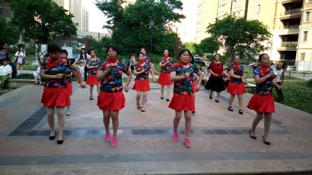 迎春华府学跳杨丽萍糖豆广场舞兵哥哥
