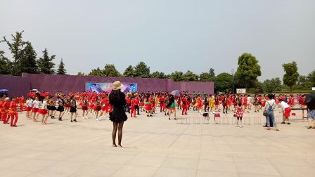 参加青儿老师在徐州爱在人间联谊会集体舞《