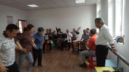 著名泗州戏导演李枝平在指导排练由赵炳珠作