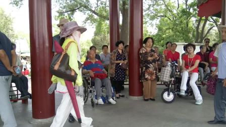 陈女士演唱评剧花木兰选段