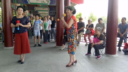 陈女士演唱评剧花为媒