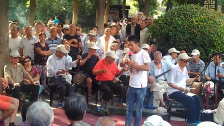 洛阳西工游园曲剧专业演员演出