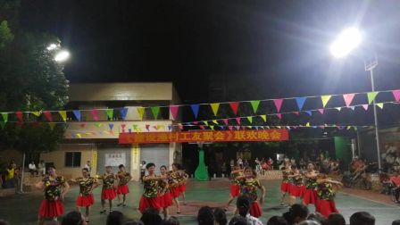 广场舞中老年人健身操当地休渔期渔民的休闲