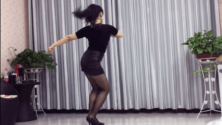 青青世界广场舞《捣蛋鬼》 姑娘跳舞简单易
