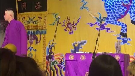 听相声还有这种操作 一群妹子送了一盘小瓜