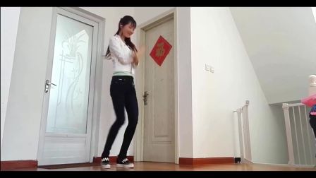 身材性感的小媳妇跳广场舞《漂亮的小君》简