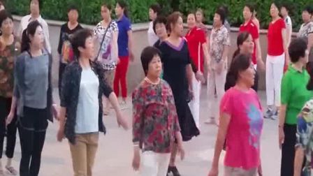 中老年人在定兴文化广场做健身操（3）(1)