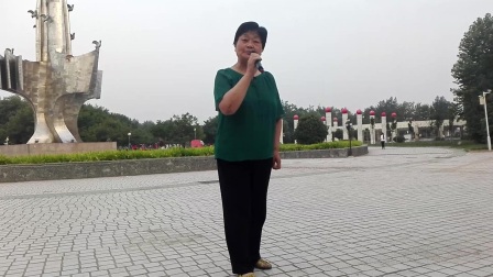 陈秀群在栗园广场唱越调《诸葛亮吊孝》选段
