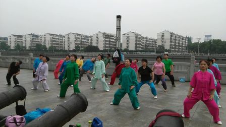 相门晨练点演练健身气功八段锦