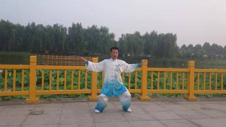 高兴演练易筋经