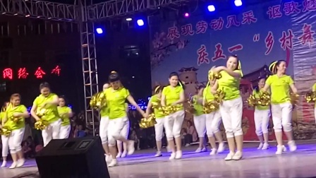 庆五一广场舞《青青世界》舞台高清