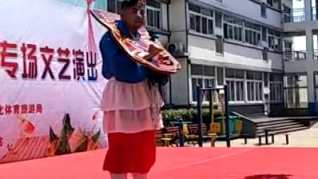 刘学彬慰问演出柳琴戏《卷席筒》选段《小仓