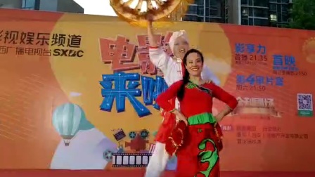 平静老师和周老师表演的陕北二人台