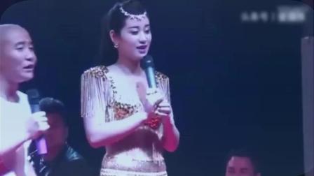 小夫妻表演东北二人转 爆笑全场