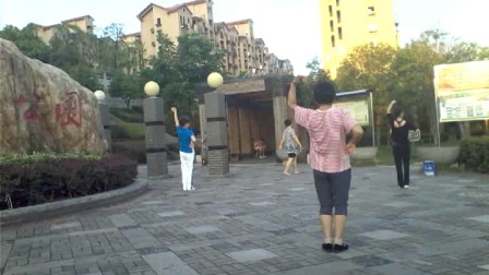 娄底市珠山公园北门健身广场舞