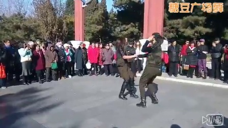 北京陶然亭《桥头水兵舞》