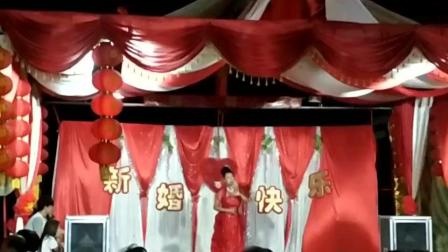 小媳妇穿着红色裙子唱蒲剧《西厢记》 染病