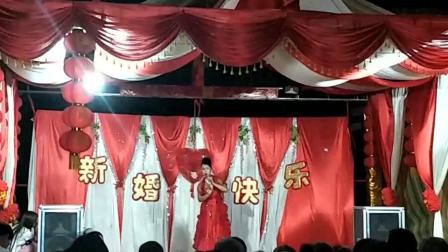 小媳妇穿着红色裙子唱蒲剧《西厢记》选段