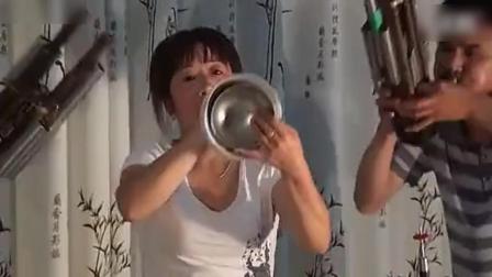 农村大姐秀绝活唢呐吹奏《包青天》太给力了