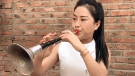 农村小媳妇真棒 清早就开始吹唢呐