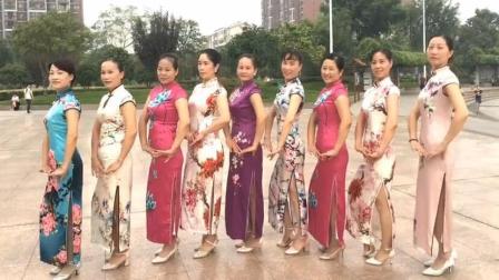 广场舞女人花姐妹对跳健身操